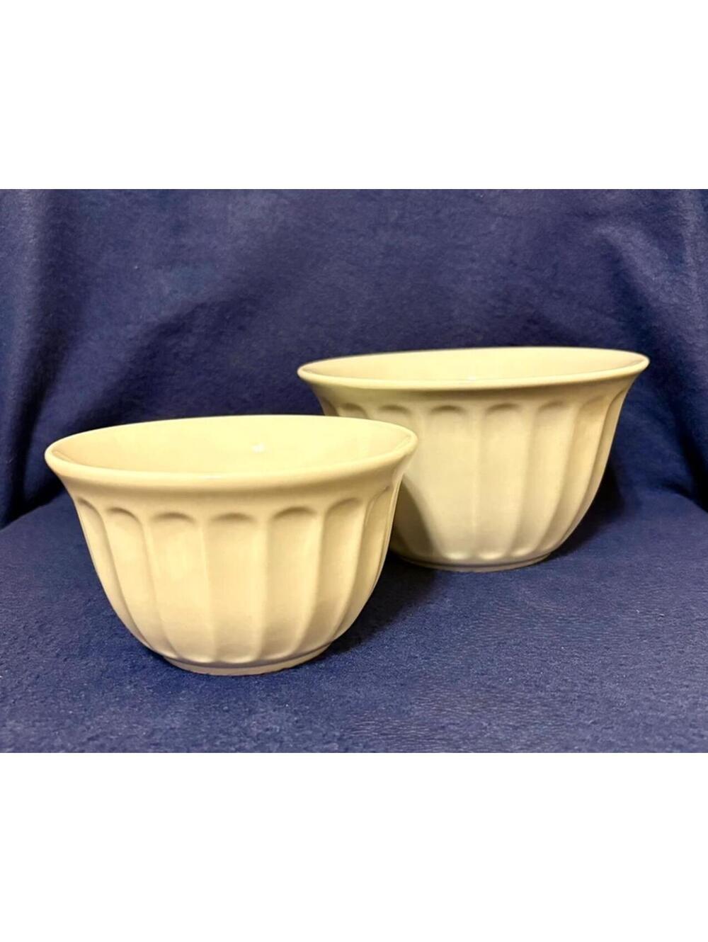Two small powder blue Gibson nesting bowls